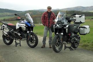 Sršeň testoval mokrý sen většiny motorkářů. Vybavenější „Géeso“ jen tak neuvidíš | I like bike